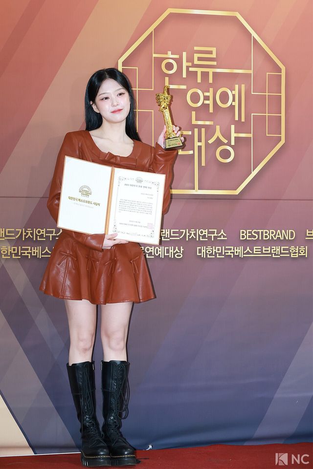 그룹 루셈블(Loossemble) 현진이 29일 서울 영등포구 국회의원회관에서 진행된 ‘2025 대한민국 한류연예대상’에서 포즈를 취하고 있다. 사진=김규빈 기자