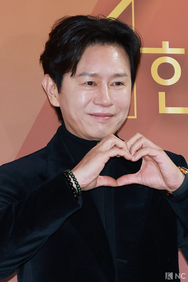 배우 김민종이 29일 서울 영등포구 국회의원회관에서 진행된 ‘2025 대한민국 한류연예대상’에서 포즈를 취하고 있다. 사진=김규빈 기자