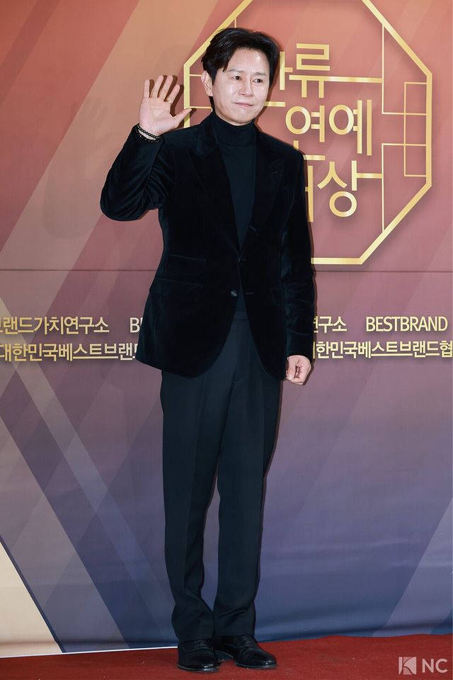 배우 김민종이 29일 서울 영등포구 국회의원회관에서 진행된 ‘2025 대한민국 한류연예대상’에서 포즈를 취하고 있다. 사진=김규빈 기자