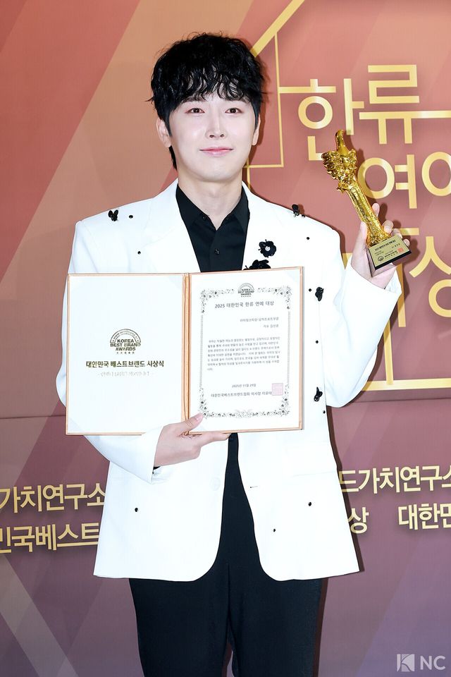 가수 김선준이 29일 서울 영등포구 국회의원회관에서 진행된 ‘2025 대한민국 한류연예대상’에서 포즈를 취하고 있다. 사진=김규빈 기자