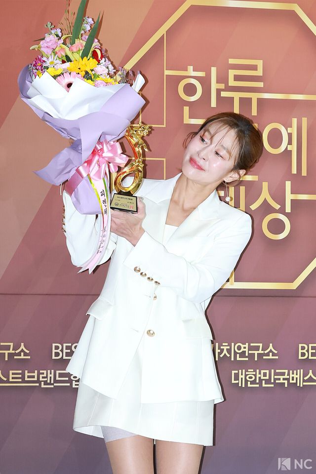 배우 예지원이 29일 서울 영등포구 국회의원회관에서 진행된 ‘2025 대한민국 한류연예대상’에서 포즈를 취하고 있다. 사진=김규빈 기자