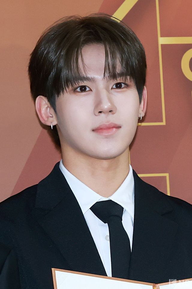 그룹 유어즈(YUHZ) 재일이 29일 서울 영등포구 국회의원회관에서 진행된 ‘2025 대한민국 한류연예대상’에서 포즈를 취하고 있다. 사진=김규빈 기자