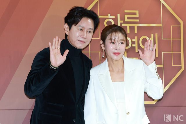 배우 김민종, 예지원이 29일 서울 영등포구 국회의원회관에서 진행된 ‘2025 대한민국 한류연예대상’에서 포즈를 취하고 있다. 사진=김규빈 기자