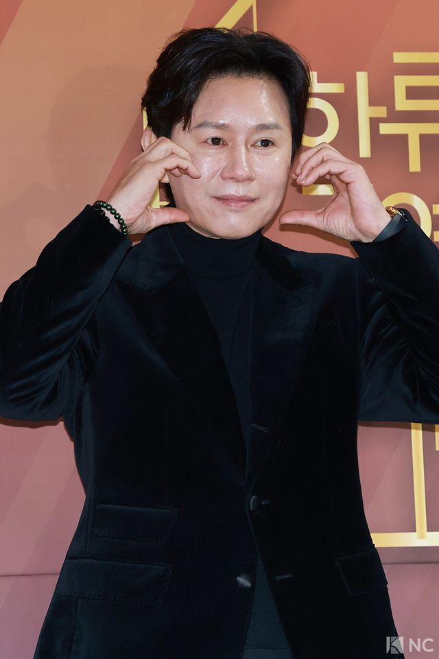 배우 김민종이 29일 서울 영등포구 국회의원회관에서 진행된 ‘2025 대한민국 한류연예대상’에서 포즈를 취하고 있다. 사진=김규빈 기자