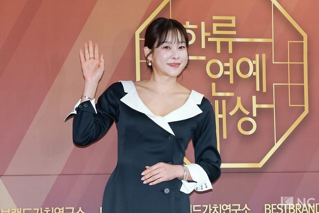 방송인 현영이 29일 서울 영등포구 국회의원회관에서 진행된 ‘2025 대한민국 한류연예대상’에서 포즈를 취하고 있다. 사진=김규빈 기자