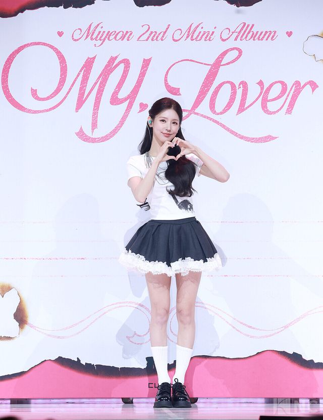 그룹 아이들(i-dle) 미연이 3일 오후 4시 서울 용산구 블루스퀘어 SOL트래블홀에서 진행된 미니 2집 ‘마이, 러버(My, Lover) 발매 기념 미디어 쇼케이스에서 포즈를 취하고 있다. 사진=김규빈 기자