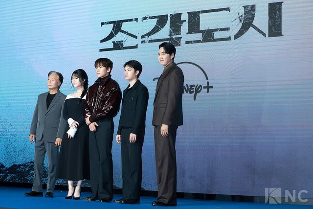 ​배우 김종수, 조윤수, 지창욱, 도경수, 이광수가 3일 오전 11시 서울 영등포구 콘래드 서울 호텔에서 진행된 디즈니+ 오리지널 시리즈 '조각도시'(각본 오상호/연출 박신우) 제작발표회에서 포즈를 취하고 있다. 사진=김규빈 기자