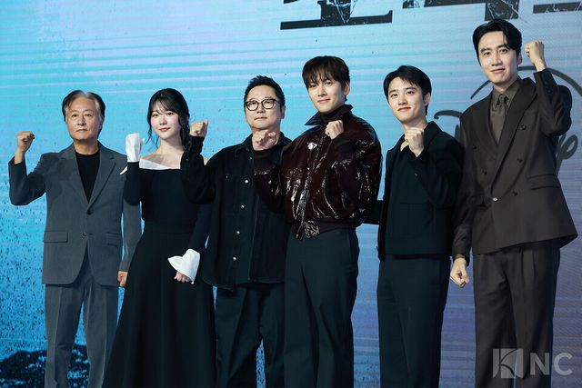 배우 김종수, 조윤수, 지창욱, 도경수, 이광수가 3일 오전 11시 서울 영등포구 콘래드 서울 호텔에서 진행된 디즈니+ 오리지널 시리즈 '조각도시'(각본 오상호/연출 박신우) 제작발표회에서 포즈를 취하고 있다. 사진=김규빈 기자