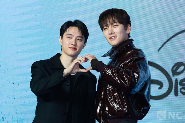 배우 도경수, 지창욱이 3일 오전 11시 서울 영등포구 콘래드 서울 호텔에서 진행된 디즈니+ 오리지널 시리즈 '조각도시’(각본 오상호/연출 박신우) 제작발표회에서 포즈를 취하고 있다. 사진=김규빈 기자