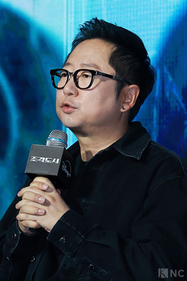 박신우 감독이 3일 오전 11시 서울 영등포구 콘래드 서울 호텔에서 진행된 디즈니+ 오리지널 시리즈 '조각도시'(각본 오상호/연출 박신우) 제작발표회에서 소감을 말하고 있다. 사진=김규빈 기자