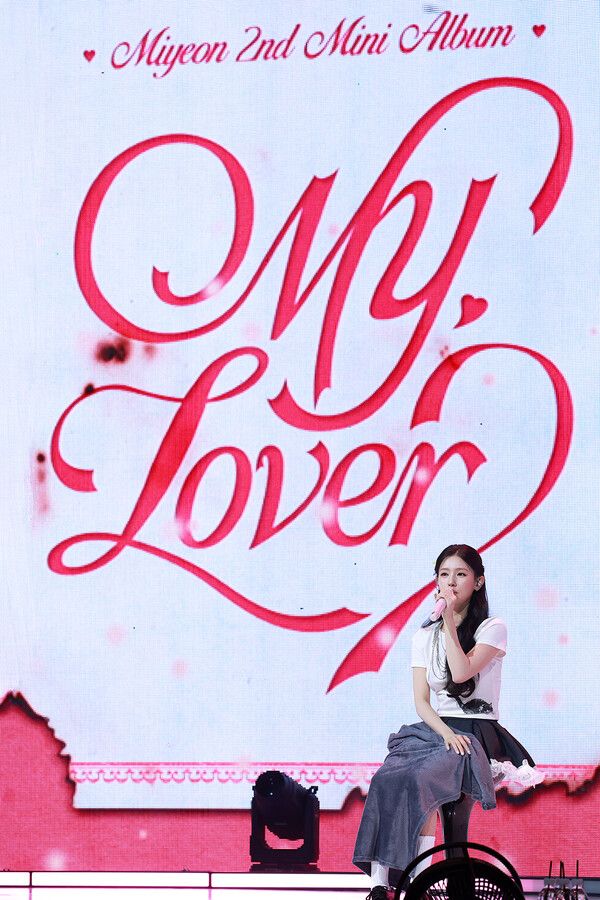 그룹 아이들(i-dle) 미연이 3일 오후 4시 서울 용산구 블루스퀘어 SOL트래블홀에서 진행된 미니 2집 ‘마이, 러버(My, Lover) 발매 기념 미디어 쇼케이스에서 질문을 듣고 있다. 사진=김규빈 기자