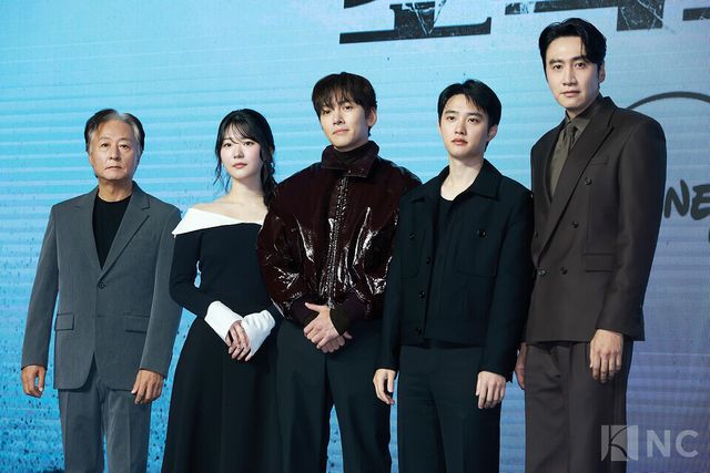 배우 김종수, 조윤수, 지창욱, 도경수, 이광수가 3일 오전 11시 서울 영등포구 콘래드 서울 호텔에서 진행된 디즈니+ 오리지널 시리즈 '조각도시'(각본 오상호/연출 박신우) 제작발표회에서 포즈를 취하고 있다. 사진=김규빈 기자