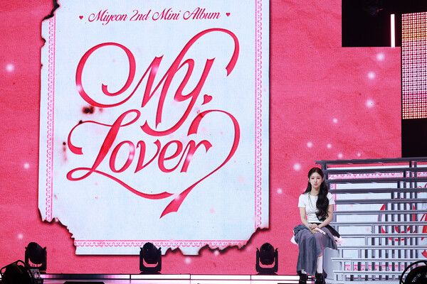 그룹 아이들(i-dle) 미연이 3일 오후 4시 서울 용산구 블루스퀘어 SOL트래블홀에서 진행된 미니 2집 ‘마이, 러버(My, Lover) 발매 기념 미디어 쇼케이스에서 질문을 듣고 있다. 사진=김규빈 기자