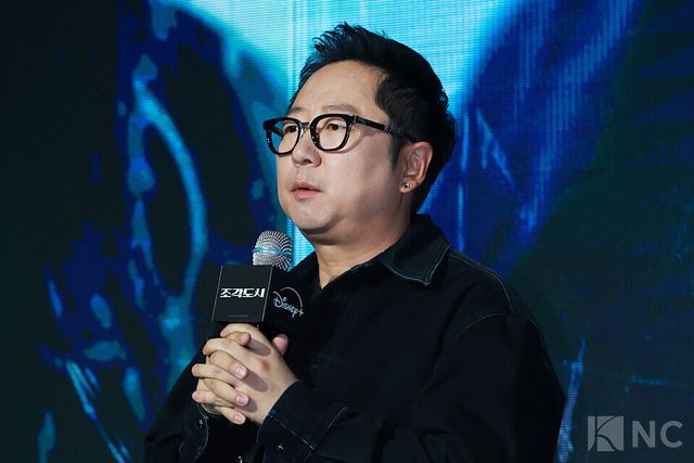 박신우 감독이 3일 오전 11시 서울 영등포구 콘래드 서울 호텔에서 진행된 디즈니+ 오리지널 시리즈 '조각도시'(각본 오상호/연출 박신우) 제작발표회에서 소감을 말하고 있다. 사진=김규빈 기자