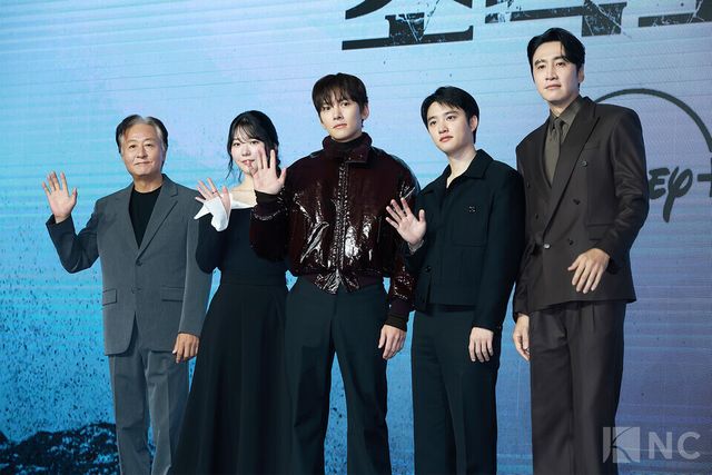 배우 김종수, 조윤수, 지창욱, 도경수, 이광수가 3일 오전 11시 서울 영등포구 콘래드 서울 호텔에서 진행된 디즈니+ 오리지널 시리즈 '조각도시'(각본 오상호/연출 박신우) 제작발표회에서 포즈를 취하고 있다. 사진=김규빈 기자