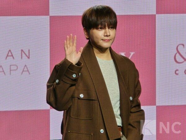 3일 서울 강남구 일지아트홀에서는 어반자카파 새 미니 'STAY'(스테이) 발매기념 미디어 쇼케이스가 열렸다.&nbsp;어반자카파 권순일이 포즈를 취하고 있다.