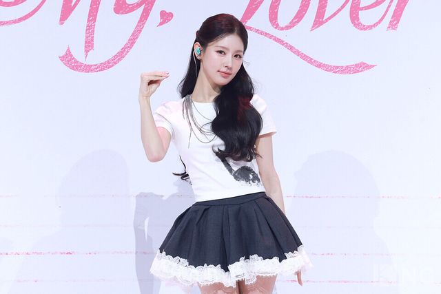 그룹 아이들(i-dle) 미연이 3일 오후 4시 서울 용산구 블루스퀘어 SOL트래블홀에서 진행된 미니 2집 ‘마이, 러버(My, Lover) 발매 기념 미디어 쇼케이스에서 포즈를 취하고 있다. 사진=김규빈 기자