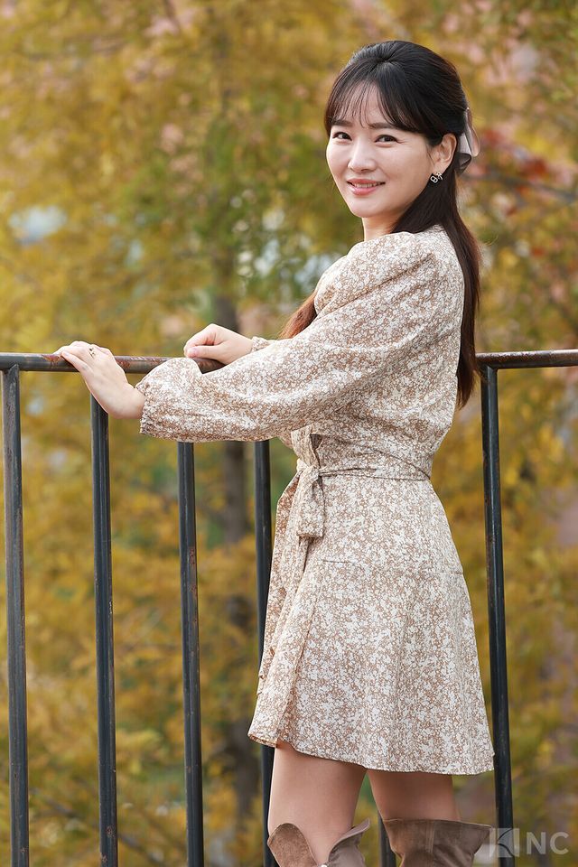 화가 겸 배우 윤송아가 뉴스컬처와의 인터뷰에 앞서 포즈를 취하고 있다. 사진=김규빈 기자