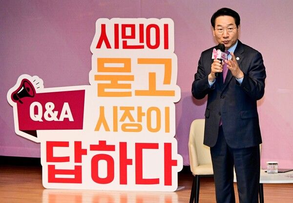 유정복 인천광역시장이 4일 남동구청에서 열린 '제9회 찾아가는 애인(愛仁) 토론회'에서 참석자들의 질문에 답하고 있다.. 사진=인천시
