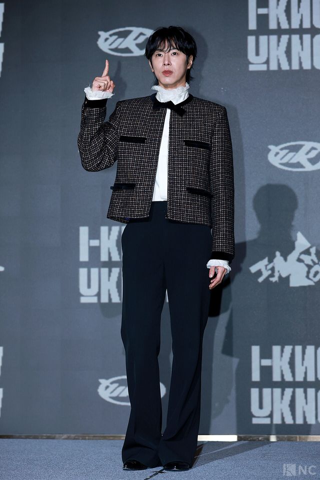 그룹 동방신기(TVXQ!) 유노윤호가 5일 오후 2시 서울 송파구 소피텔 앰배서더 서울 호텔에서 진행된 정규 1집 ‘아이-노(I-KNOW)’ 발매 기념 기자간담회에서 포즈를 취하고 있다. 사진=김규빈 기자