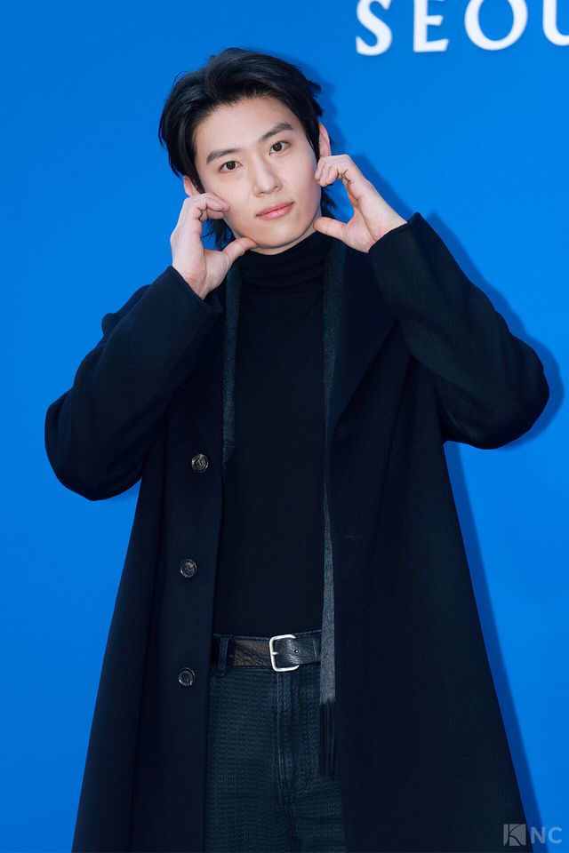 방송인 덱스가 5일 오후 5시 서울 강남구 타임 서울에서 열린 플래그십 스토어 오픈 기념 포토월에서 포즈를 취하고 있다. 사진=김규빈 기자