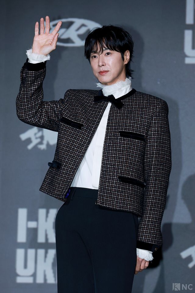 그룹 동방신기(TVXQ!) 유노윤호가 5일 오후 2시 서울 송파구 소피텔 앰배서더 서울 호텔에서 진행된 정규 1집 ‘아이-노(I-KNOW)’ 발매 기념 기자간담회에서 포즈를 취하고 있다. 사진=김규빈 기자