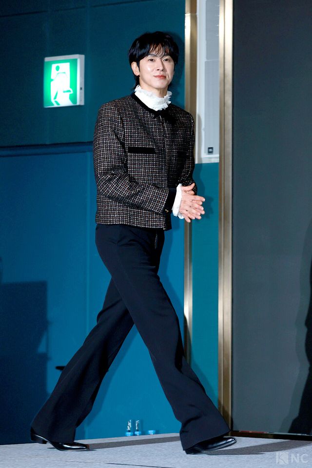 그룹 동방신기(TVXQ!) 유노윤호가 5일 오후 2시 서울 송파구 소피텔 앰배서더 서울 호텔에서 진행된 정규 1집 ‘아이-노(I-KNOW)’ 발매 기념 기자간담회에 입장하고 있다. 사진=김규빈 기자