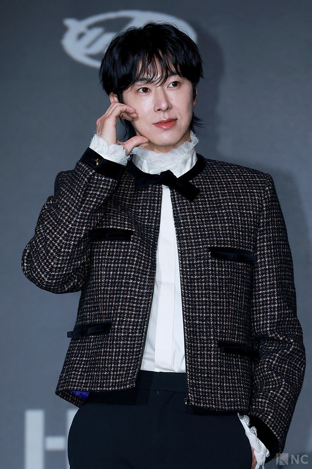 그룹 동방신기(TVXQ!) 유노윤호가 5일 오후 2시 서울 송파구 소피텔 앰배서더 서울 호텔에서 진행된 정규 1집 ‘아이-노(I-KNOW)’ 발매 기념 기자간담회에서 포즈를 취하고 있다. 사진=김규빈 기자