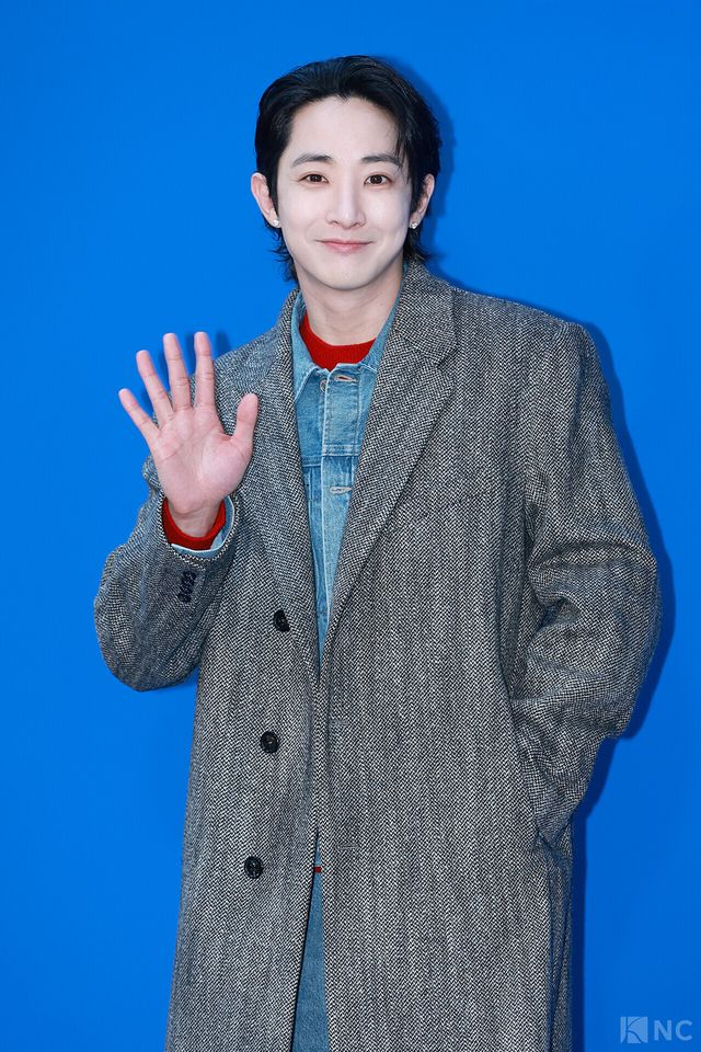 배우 이수혁이 5일 오후 5시 서울 강남구 타임 서울에서 열린 플래그십 스토어 오픈 기념 포토월에서 포즈를 취하고 있다. 사진=김규빈 기자