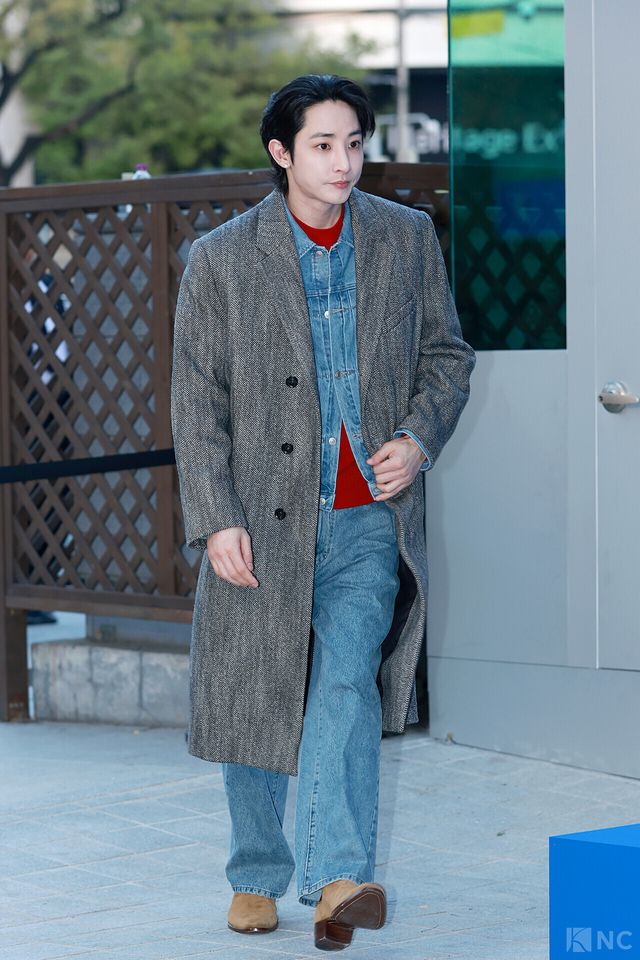 배우 이수혁이 5일 오후 5시 서울 강남구 타임 서울에서 열린 플래그십 스토어 오픈 기념 포토월에서 퇴장하고 있다. 사진=김규빈 기자