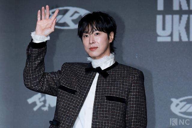 그룹 동방신기(TVXQ!) 유노윤호가 5일 오후 2시 서울 송파구 소피텔 앰배서더 서울 호텔에서 진행된 정규 1집 ‘아이-노(I-KNOW)’ 발매 기념 기자간담회에서 포즈를 취하고 있다. 사진=김규빈 기자