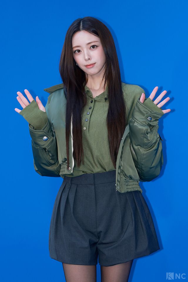 그룹 있지(ITZY) 유나가 5일 오후 5시 서울 강남구 타임 서울에서 열린 플래그십 스토어 오픈 기념 포토월에서 포즈를 취하고 있다. 사진=김규빈 기자
