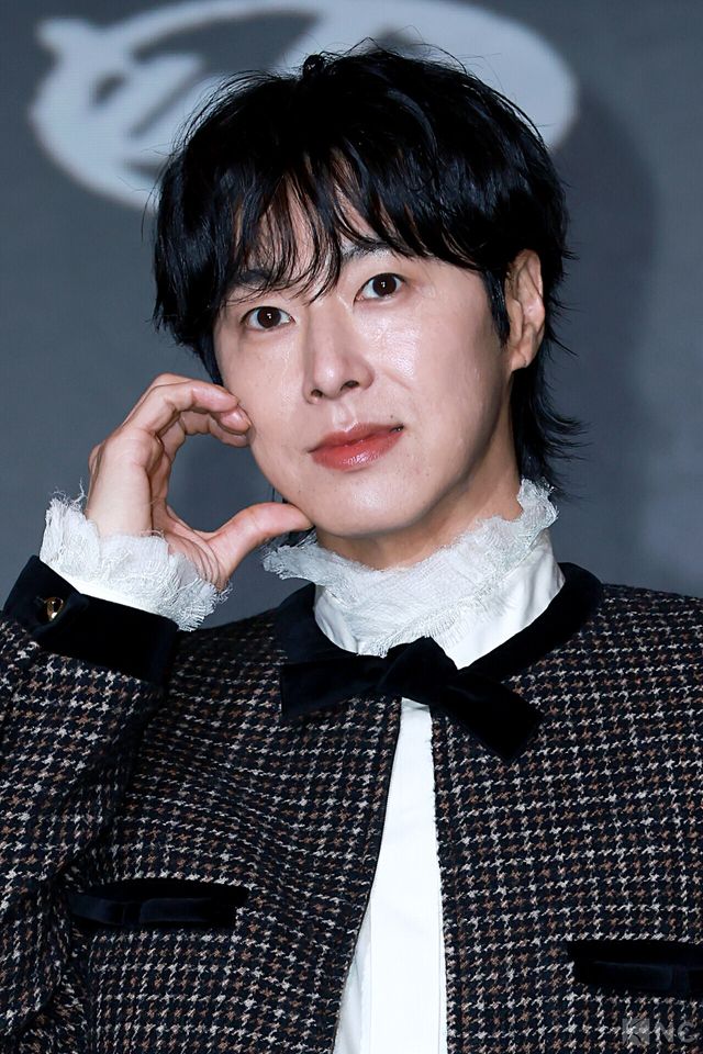 그룹 동방신기(TVXQ!) 유노윤호가 5일 오후 2시 서울 송파구 소피텔 앰배서더 서울 호텔에서 진행된 정규 1집 ‘아이-노(I-KNOW)’ 발매 기념 기자간담회에서 포즈를 취하고 있다. 사진=김규빈 기자