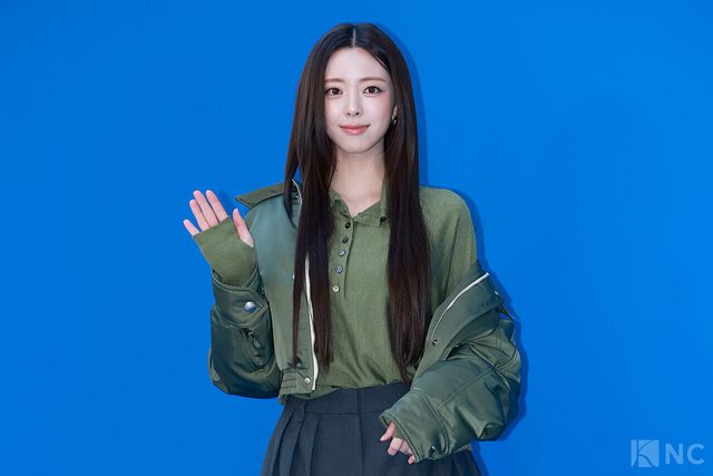 그룹 있지(ITZY) 유나가 5일 오후 5시 서울 강남구 타임 서울에서 열린 플래그십 스토어 오픈 기념 포토월에서 포즈를 취하고 있다. 사진=김규빈 기자