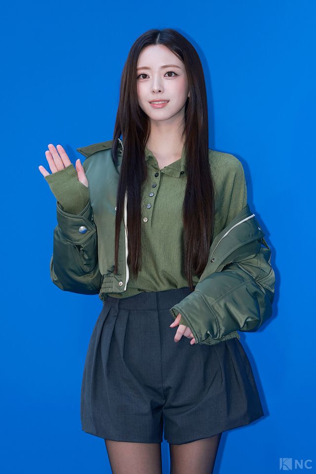그룹 있지(ITZY) 유나가 5일 오후 5시 서울 강남구 타임 서울에서 열린 플래그십 스토어 오픈 기념 포토월에서 포즈를 취하고 있다. 사진=김규빈 기자