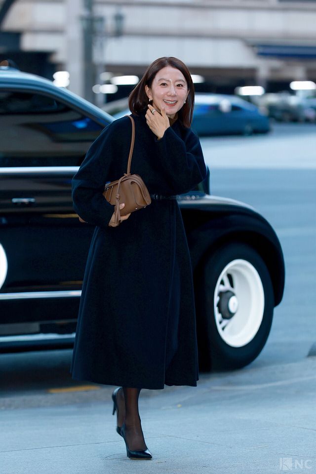 배우 김희애가 5일 오후 5시 서울 강남구 타임 서울에서 열린 플래그십 스토어 오픈 기념 포토월에 입장하고 있다. 사진=김규빈 기자