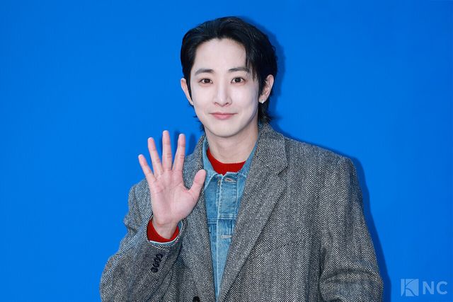 배우 이수혁이 5일 오후 5시 서울 강남구 타임 서울에서 열린 플래그십 스토어 오픈 기념 포토월에서 포즈를 취하고 있다. 사진=김규빈 기자