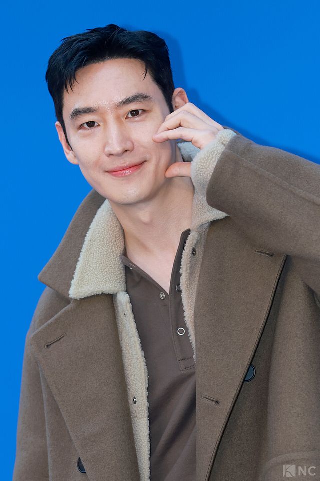 배우 이제훈이 5일 오후 5시 서울 강남구 타임 서울에서 열린 플래그십 스토어 오픈 기념 포토월에서 포즈를 취하고 있다. 사진=김규빈 기자