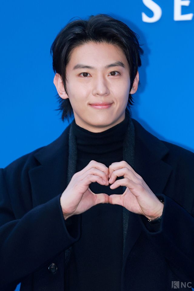 방송인 덱스가 5일 오후 5시 서울 강남구 타임 서울에서 열린 플래그십 스토어 오픈 기념 포토월에서 포즈를 취하고 있다. 사진=김규빈 기자