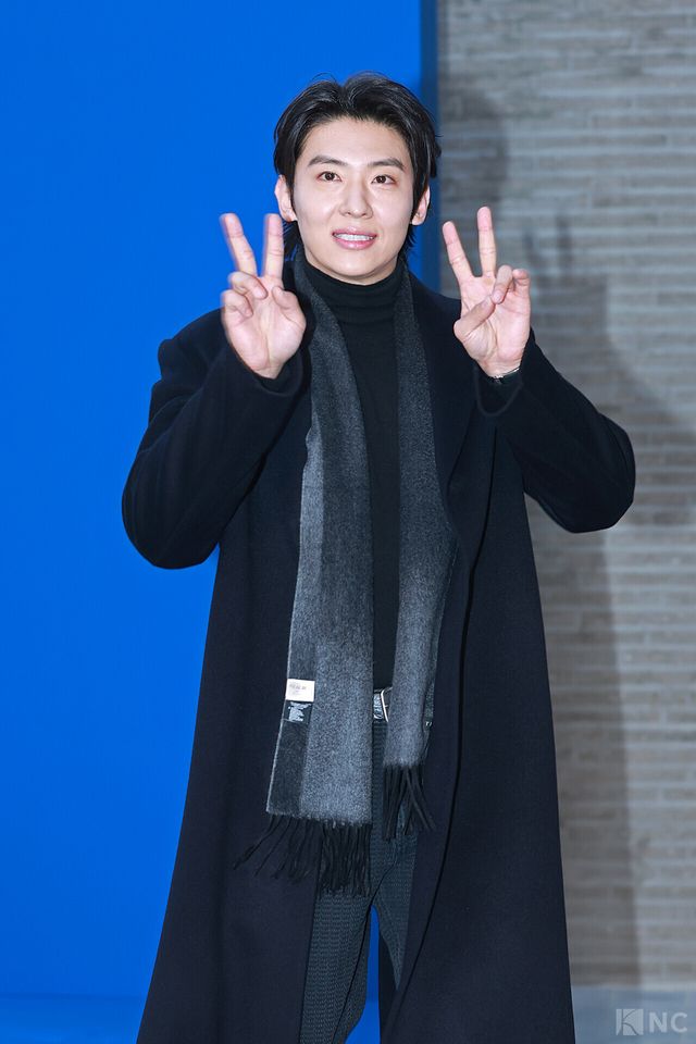 방송인 덱스가 5일 오후 5시 서울 강남구 타임 서울에서 열린 플래그십 스토어 오픈 기념 포토월에서 포즈를 취하고 있다. 사진=김규빈 기자