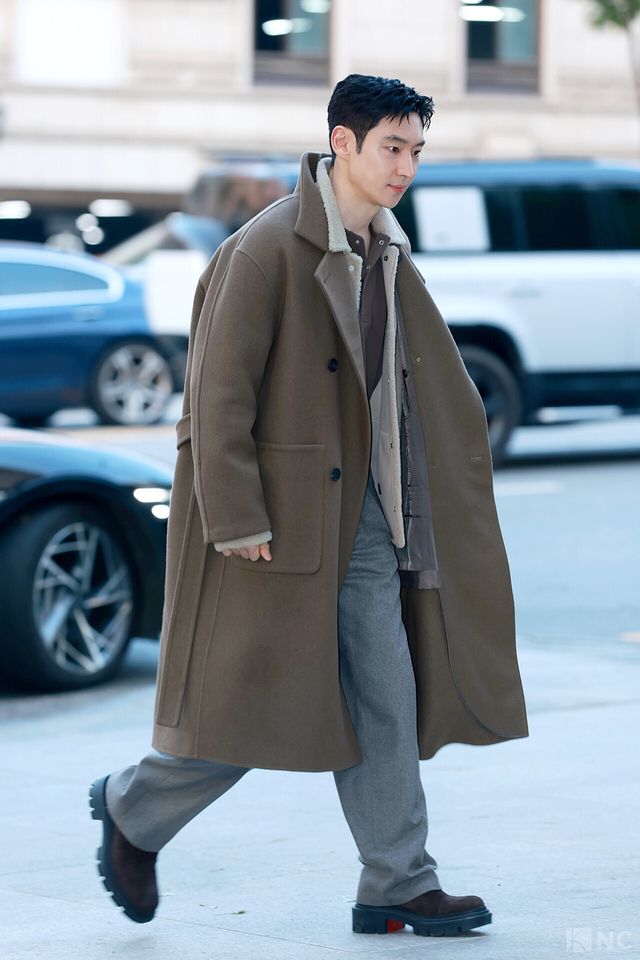 배우 이제훈이 5일 오후 5시 서울 강남구 타임 서울에서 열린 플래그십 스토어 오픈 기념 포토월에 입장하고 있다. 사진=김규빈 기자