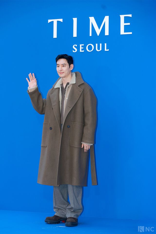 배우 이제훈이 5일 오후 5시 서울 강남구 타임 서울에서 열린 플래그십 스토어 오픈 기념 포토월에서 포즈를 취하고 있다. 사진=김규빈 기자