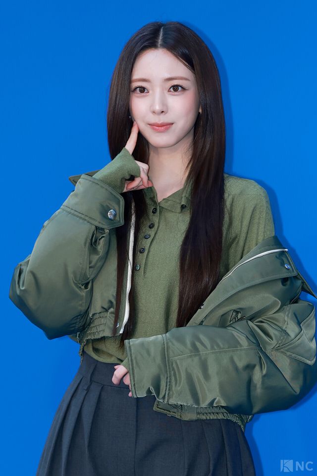 그룹 있지(ITZY) 유나가 5일 오후 5시 서울 강남구 타임 서울에서 열린 플래그십 스토어 오픈 기념 포토월에서 포즈를 취하고 있다. 사진=김규빈 기자