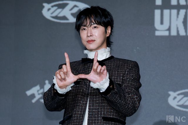 그룹 동방신기(TVXQ!) 유노윤호가 5일 오후 2시 서울 송파구 소피텔 앰배서더 서울 호텔에서 진행된 정규 1집 ‘아이-노(I-KNOW)’ 발매 기념 기자간담회에서 포즈를 취하고 있다. 사진=김규빈 기자