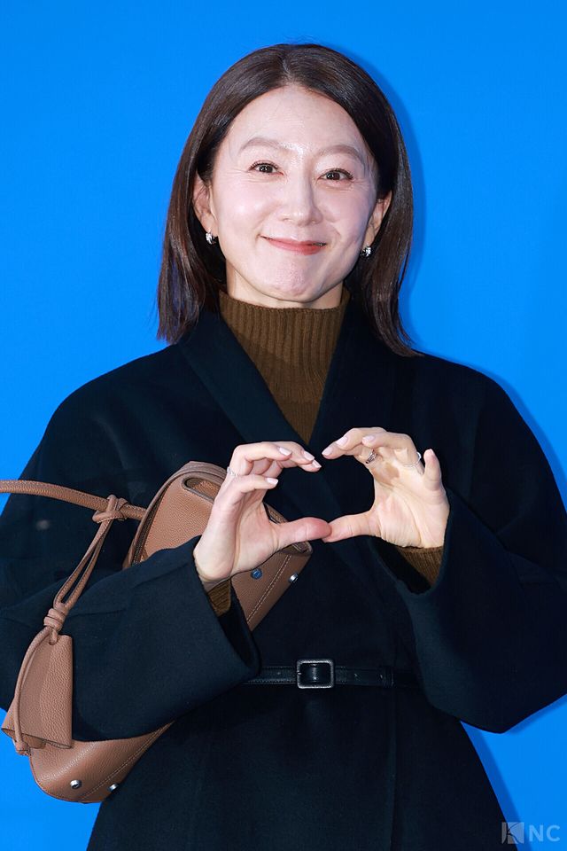 배우 김희애가 5일 오후 5시 서울 강남구 타임 서울에서 열린 플래그십 스토어 오픈 기념 포토월에서 포즈를 취하고 있다. 사진=김규빈 기자