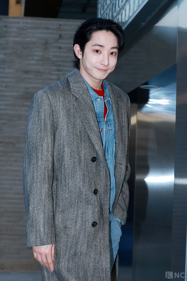 배우 이수혁이 5일 오후 5시 서울 강남구 타임 서울에서 열린 플래그십 스토어 오픈 기념 포토월에서 포즈를 취하고 있다. 사진=김규빈 기자