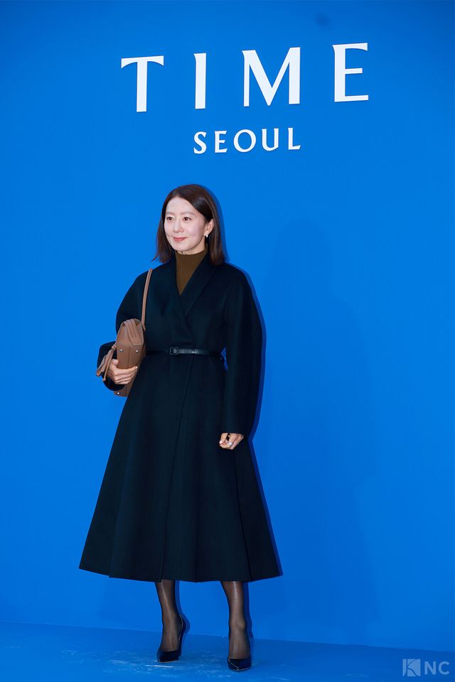 배우 김희애가 5일 오후 5시 서울 강남구 타임 서울에서 열린 플래그십 스토어 오픈 기념 포토월에서 포즈를 취하고 있다. 사진=김규빈 기자