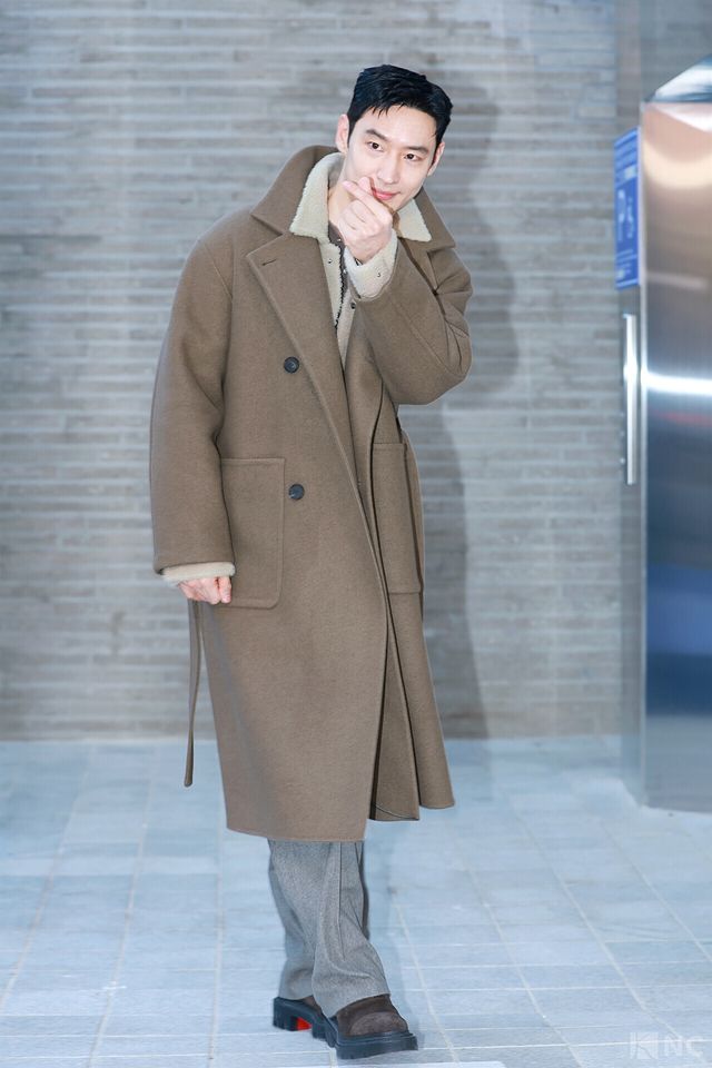 배우 이제훈이 5일 오후 5시 서울 강남구 타임 서울에서 열린 플래그십 스토어 오픈 기념 포토월에서 포즈를 취하고 있다. 사진=김규빈 기자