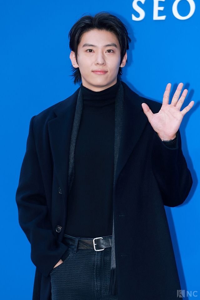 방송인 덱스가 5일 오후 5시 서울 강남구 타임 서울에서 열린 플래그십 스토어 오픈 기념 포토월에서 포즈를 취하고 있다. 사진=김규빈 기자