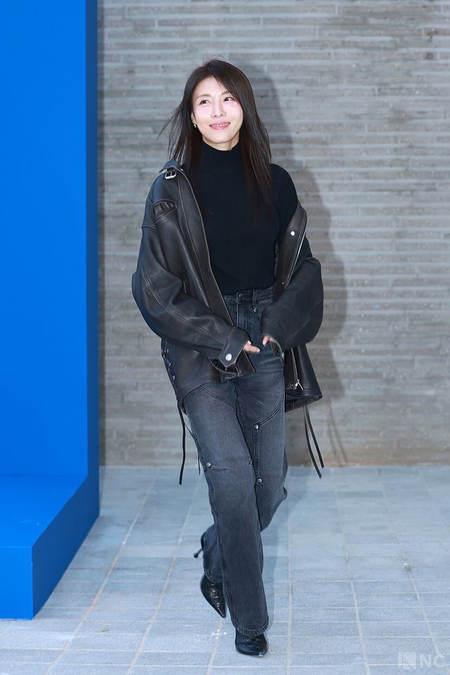 배우 하지원이 5일 오후 5시 서울 강남구 타임 서울에서 열린 플래그십 스토어 오픈 기념 포토월에서 퇴장하고 있다. 사진=김규빈 기자